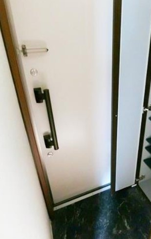 横浜市磯子区森５丁目のアパートの玄関