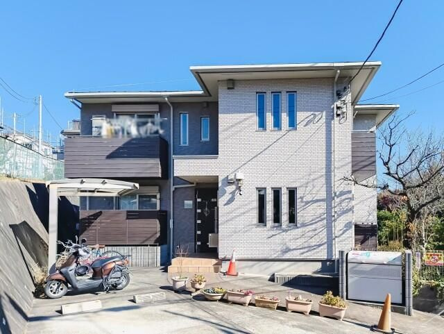 横浜市磯子区森５丁目のアパートの外観