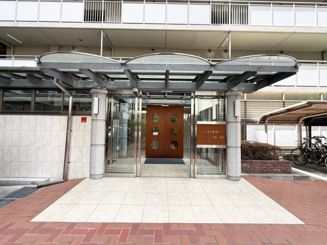 ファミールハイツ北大阪5号棟のエントランス|マンションエントランスです。