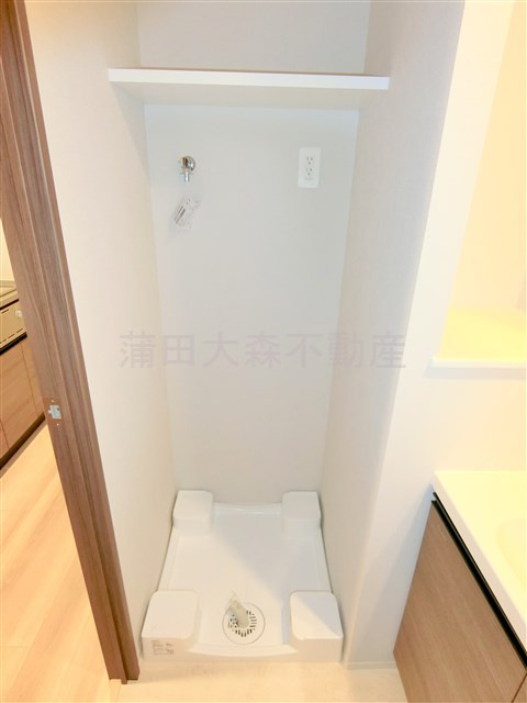 プライマル蒲田の設備|棚付きの洗濯機置き場