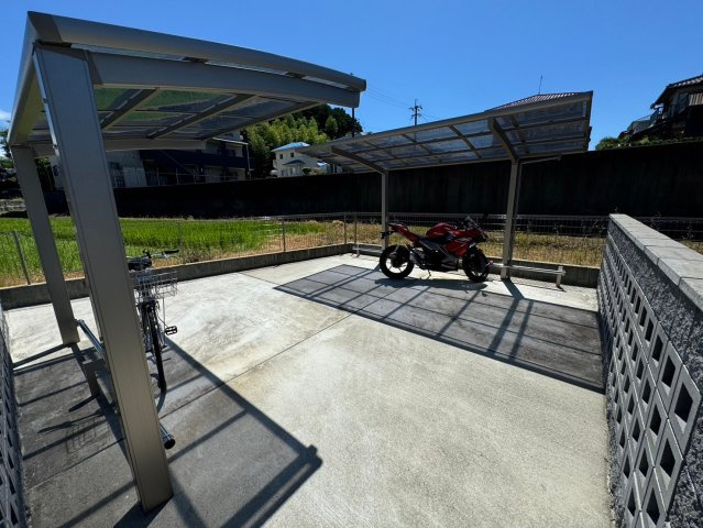 アン・シャトウⅢの駐車場