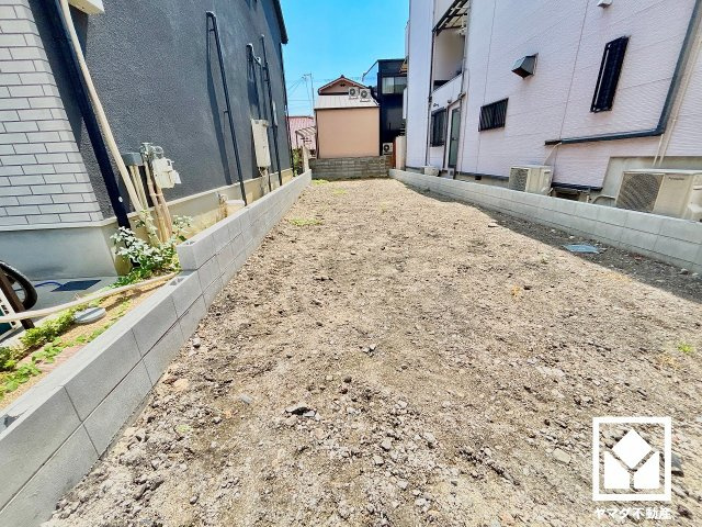尼崎市立花町２期の外観|ブランコやすべり台、ジャングルジム、シーソー、砂場など豊富な遊具を備えた「若松公園」まで徒歩4分（約300m）。園内にゆったりとした広場もあり、お子様が元気に遊べる環境で、子育て世帯の方にもお勧めです