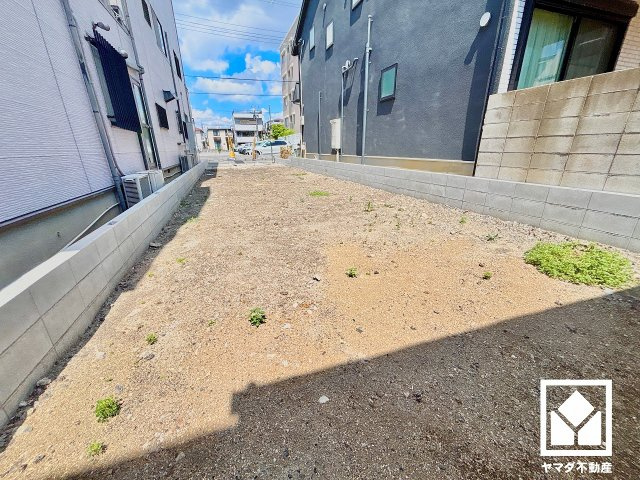 尼崎市立花町２期の外観|真冬の寒い浴室を暖かく、また雨の日の洗濯物の乾燥にと多用途に活躍する浴室暖房乾燥機付きです。窓が設置されており、自然換気や採光も確保された明るい浴室になっています。