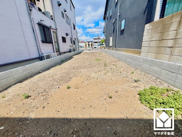 尼崎市立花町２期の外観|バスタオルやパジャマ等を収納できるリネン庫付き。洗剤等のストックも収納できるので、洗面室をすっきり清潔に保つことができそうです。