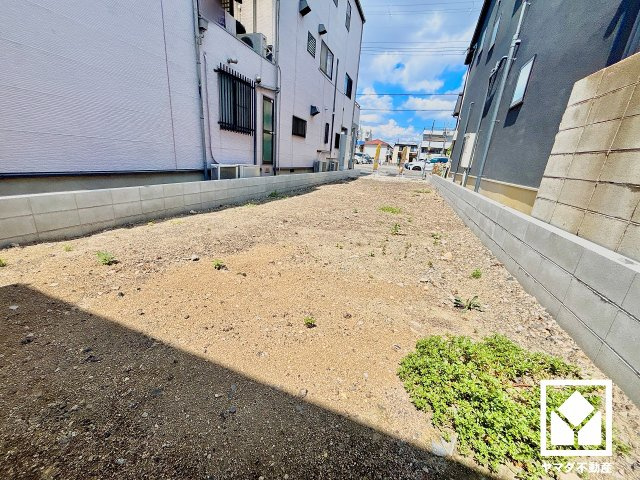 尼崎市立花町２期の外観|トイレが1階・2階の2か所に設置されているので、朝の忙しい時間帯も混雑を避けやすい間取りです。温水洗浄便座付きで、季節を問わずいつでも温かい便座をお使いいただけます。