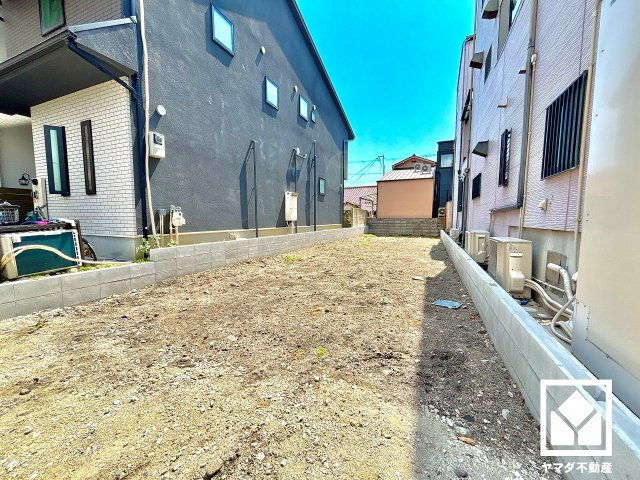 尼崎市立花町２期の外観|約9.5帖の1階洋室は2WAYの出入口を備えており、間仕切り壁を設置して将来の家族構成の変化にも対応できそうです。（間仕切り壁の設置は有償となります。）