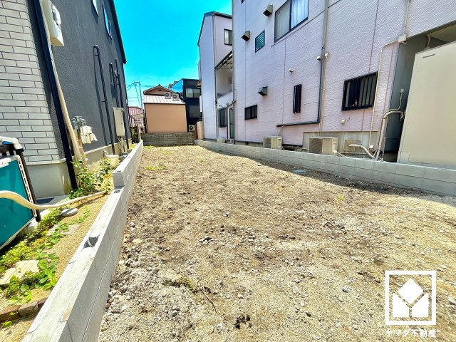 尼崎市立花町２期の外観|1階ホールやリビングにも収納スペースがあり、住空間を広々お使いいただけます。日用品のストックなどもすっきり片付きます。