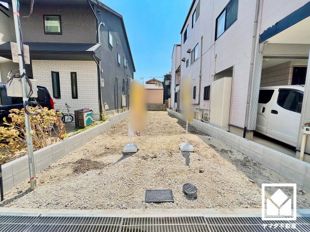 尼崎市立花町２期の外観|玄関にはトールタイプのシューズボックスを設置。家族の靴もしっかり収納できるので、玄関がいつも片付き、気持ちよくお客様を迎えられます。お出かけの前のチェックに便利な玄関ミラーも備えています。