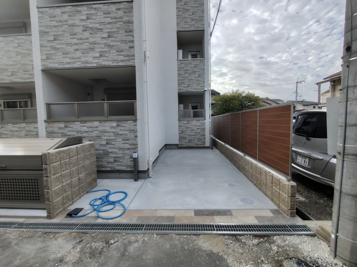 寝屋川市日之出町のハイツの駐車場