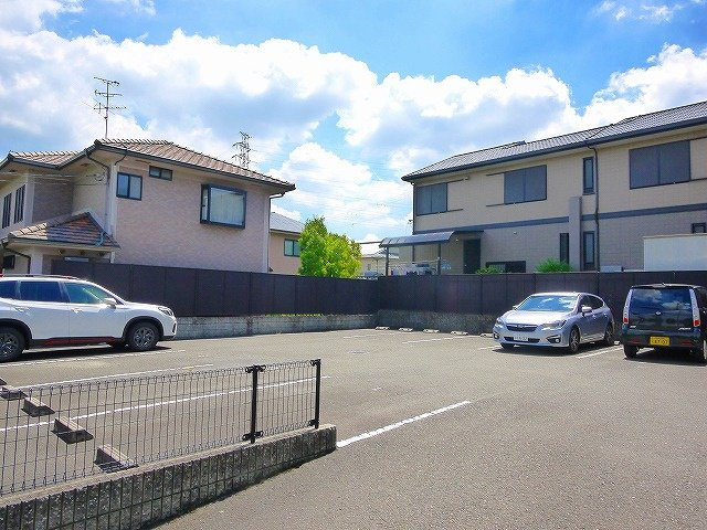 レオパレスハルカの駐車場|駐車スペースもあります