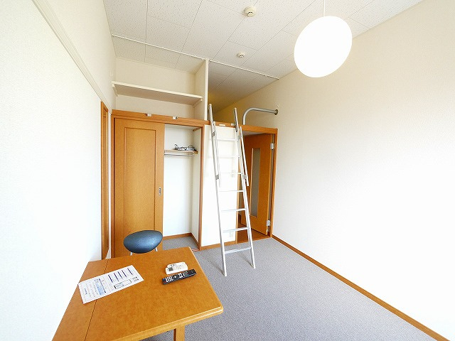 レオパレスハルカの洋室|明るい洋室です