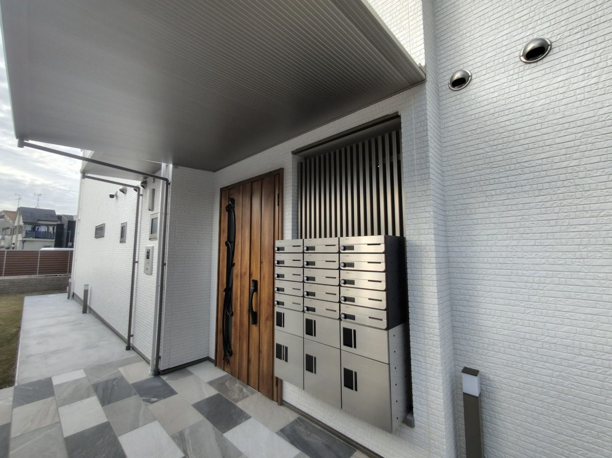寝屋川市日之出町のハイツのエントランス