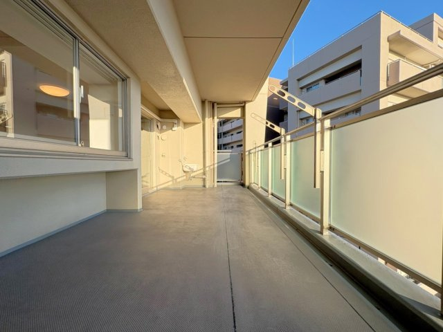 １１階部分南東角部屋◆即入居ＯＫの４ＬＤＫ住戸◆京阪東ローズタウン・ファインガーデンあゆみヶ丘A棟のバルコニー|バルコニー