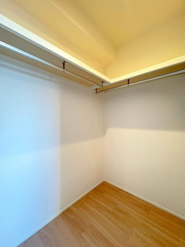 １１階部分南東角部屋◆即入居ＯＫの４ＬＤＫ住戸◆京阪東ローズタウン・ファインガーデンあゆみヶ丘A棟の収納|ウォークインクローゼット