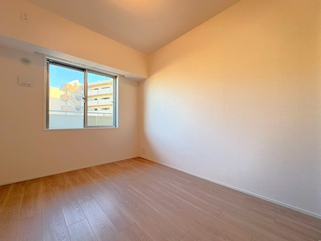 １１階部分南東角部屋◆即入居ＯＫの４ＬＤＫ住戸◆京阪東ローズタウン・ファインガーデンあゆみヶ丘A棟の洋室|洋室