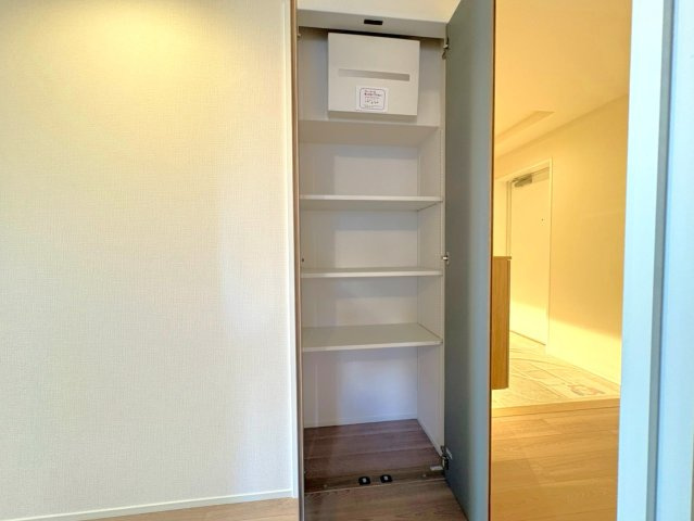 １１階部分南東角部屋◆即入居ＯＫの４ＬＤＫ住戸◆京阪東ローズタウン・ファインガーデンあゆみヶ丘A棟の収納|廊下収納
