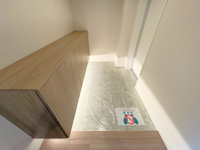 １１階部分南東角部屋◆即入居ＯＫの４ＬＤＫ住戸◆京阪東ローズタウン・ファインガーデンあゆみヶ丘A棟の玄関|玄関