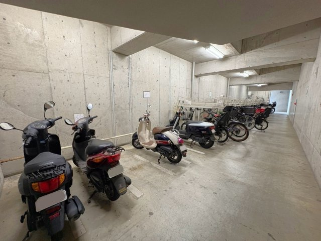 １１階部分南東角部屋◆即入居ＯＫの４ＬＤＫ住戸◆京阪東ローズタウン・ファインガーデンあゆみヶ丘A棟の駐輪場|駐輪場