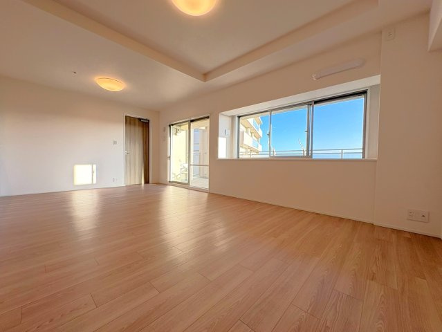 １１階部分南東角部屋◆即入居ＯＫの４ＬＤＫ住戸◆京阪東ローズタウン・ファインガーデンあゆみヶ丘A棟の居間・リビング|リビング