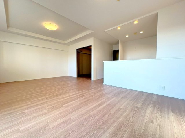 １１階部分南東角部屋◆即入居ＯＫの４ＬＤＫ住戸◆京阪東ローズタウン・ファインガーデンあゆみヶ丘A棟の居間・リビング|リビング