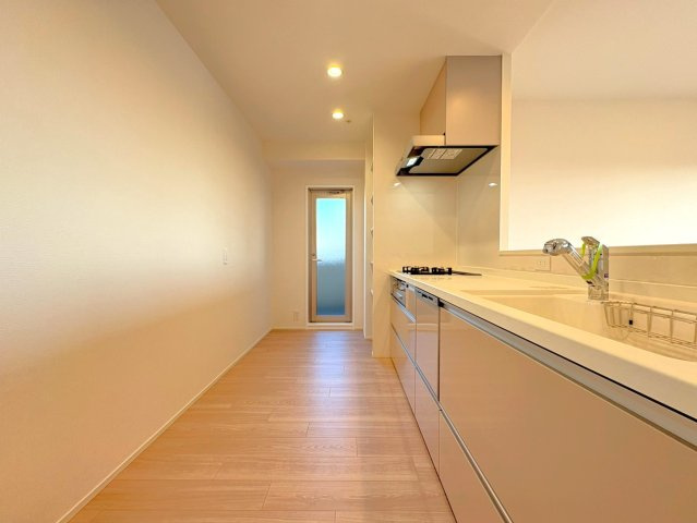 １１階部分南東角部屋◆即入居ＯＫの４ＬＤＫ住戸◆京阪東ローズタウン・ファインガーデンあゆみヶ丘A棟のキッチン|キッチン