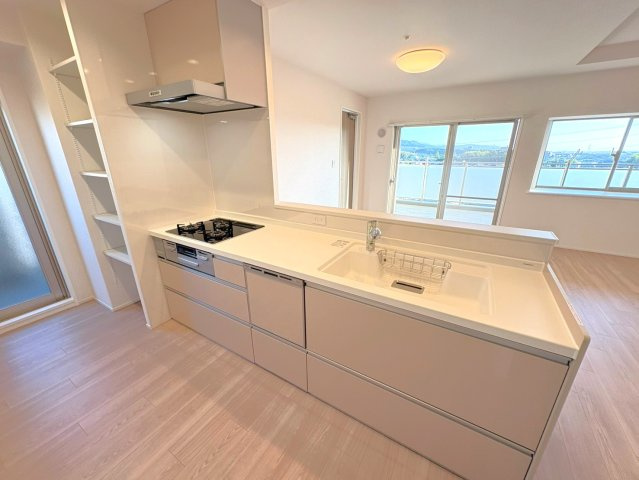 １１階部分南東角部屋◆即入居ＯＫの４ＬＤＫ住戸◆京阪東ローズタウン・ファインガーデンあゆみヶ丘A棟のキッチン|システムキッチン
