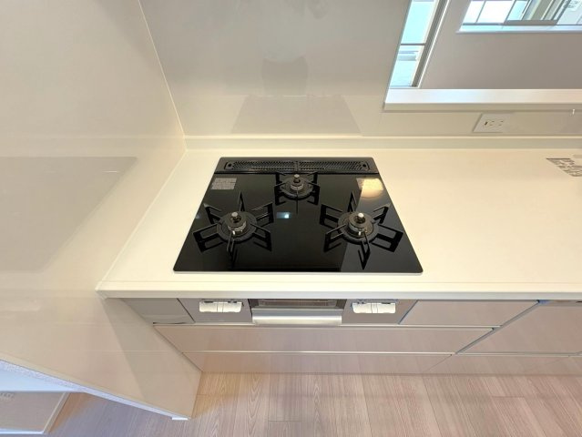 １１階部分南東角部屋◆即入居ＯＫの４ＬＤＫ住戸◆京阪東ローズタウン・ファインガーデンあゆみヶ丘A棟のキッチン|３口ガスコンロ