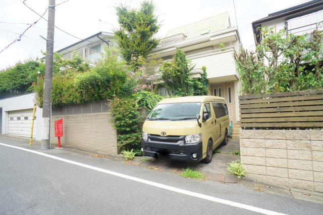 中目黒３　土地の外観|☆現況建物☆
・鉄骨造スレート葺3階建
・延床面積172.53㎡
・2000年12月築
