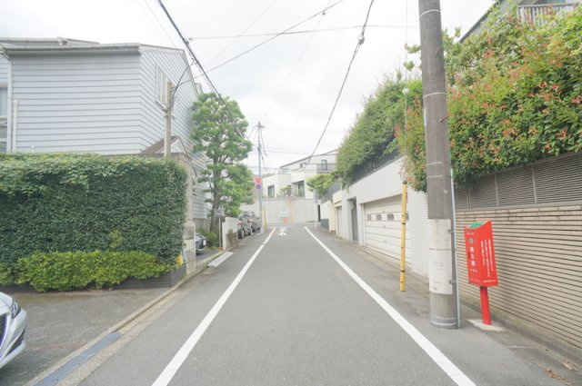 中目黒３　土地の前面道路含む現地写真|南側公道　幅員約5.4m　間口約9.4m