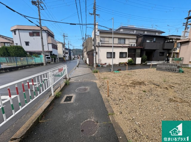 ■大東市泉町　新築一戸建ての前面道路含む現地写真|周辺は落ち着いた街並みの住宅地！子育てがしやすい住環境です！まだ未完成ですが、現地でしかわからない事もございます。是非一度ご覧ください。