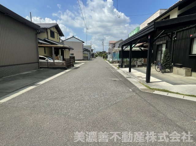 ６０８３５　岐阜市正木南１丁目中古戸建ての前面道路含む現地写真