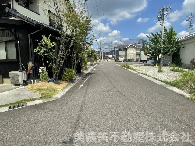 ６０８３５　岐阜市正木南１丁目中古戸建ての前面道路含む現地写真