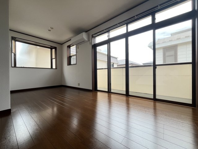 府中市北山町２丁目のテラスの居間・リビング