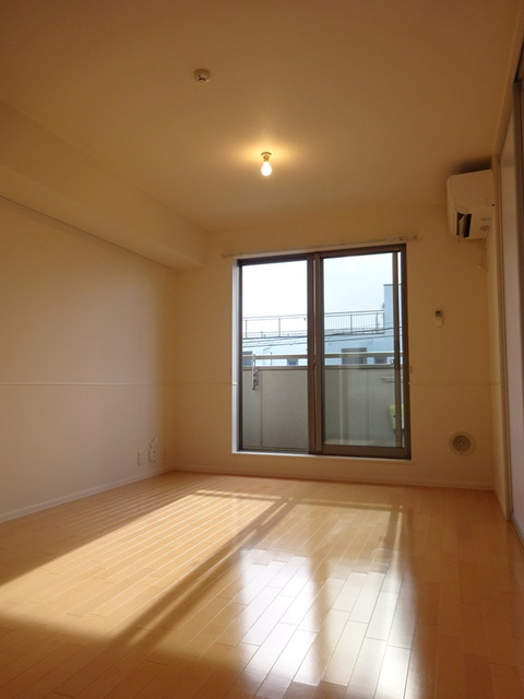 Ｓ－ＦＬＡＴの居間・リビング|★南向きで最上階の角部屋です★