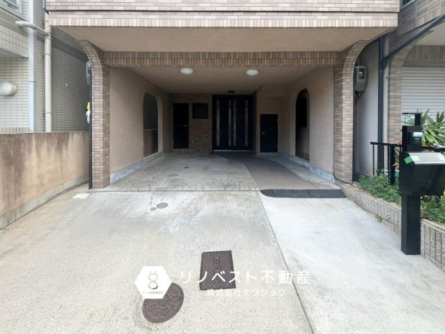 東大阪市鴻池町1丁目の駐車場|【リノベスト不動産】弊社は近鉄大阪線・奈良線『布施』駅から徒歩2分の場所にございます♪
