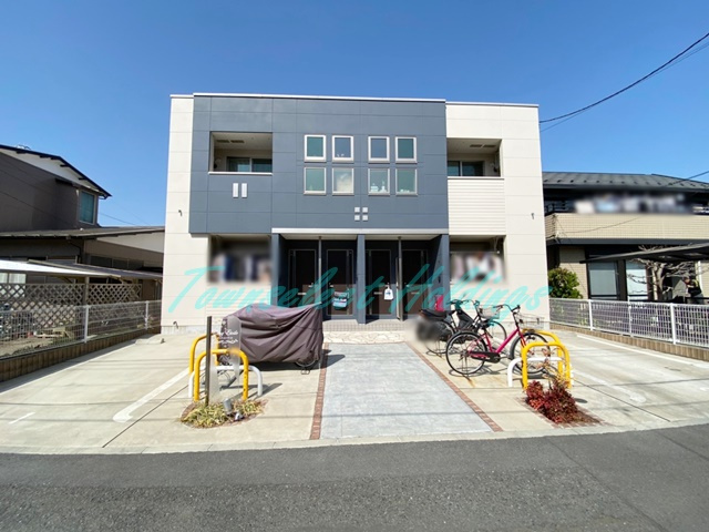 平塚市龍城ケ丘のアパートのエントランス