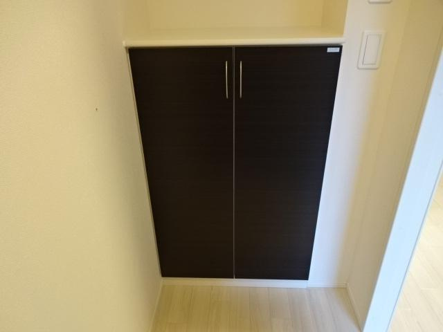 平塚市龍城ケ丘のアパートの玄関