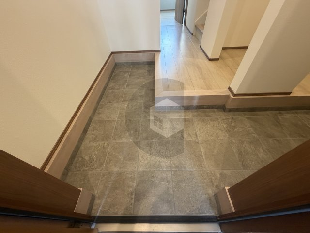 足代北戸建ての玄関