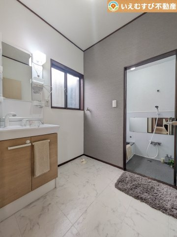 加須市西ノ谷　中古戸建の独立洗面台|ゆとりの広さの洗面室
洗濯機を置いても余裕のある広さ！家事をするにも身支度するにも便利な広さですね！