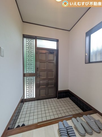 加須市西ノ谷　中古戸建の玄関|採光があり明るい玄関！
南向きで日の差し込む明るく開放的な玄関♪