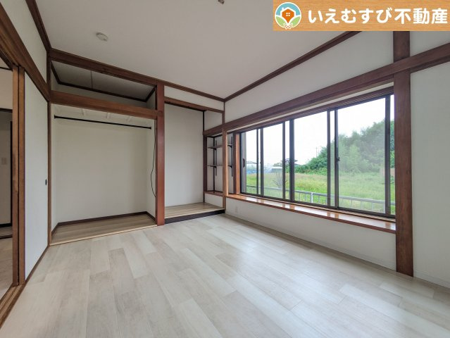 加須市西ノ谷　中古戸建の洋室|ナチュラルな色合いが落ち着くお部屋
シンプルな内装のお部屋なので自分でコーディネートしても楽しそうですね♪