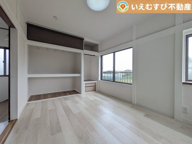 加須市西ノ谷　中古戸建の洋室|シンプルで明るいお部屋
2面採光で日当り良好！シンプルなお部屋なので自分で家具を選ぶのが楽しみですね！