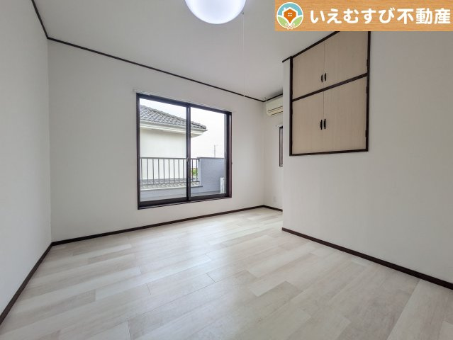 加須市西ノ谷　中古戸建の洋室|2面採光で明るい居室
たっぷりの採光で自然光の差し込む明るいお部屋！新生活を想像すると楽しみが増しますね♪