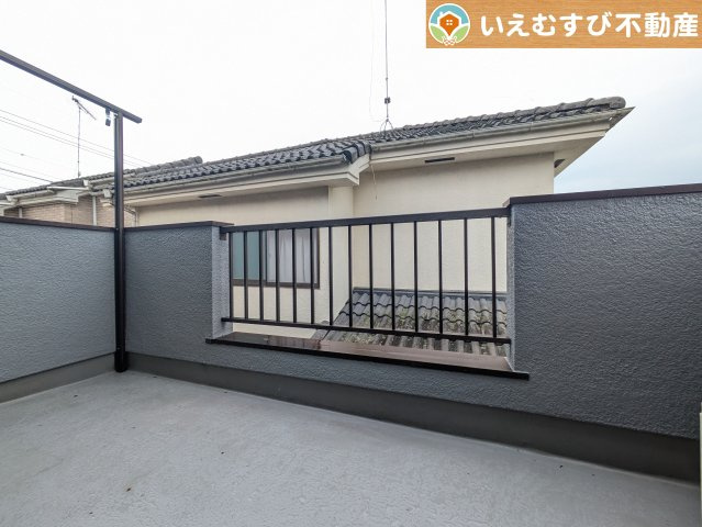 加須市西ノ谷　中古戸建のバルコニー|南バルコニーで毎日のお洗濯もラクラク快適
しっかり太陽の光が降り注ぐ南向きなのでお洗濯物が乾きやすい♪