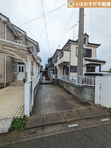 加須市西ノ谷　中古戸建の駐車場|2台駐車可能なスペース完備
しっかり舗装してある駐車スペースで天気が悪く足元が悪い日でも乗り降りしやすい♪
