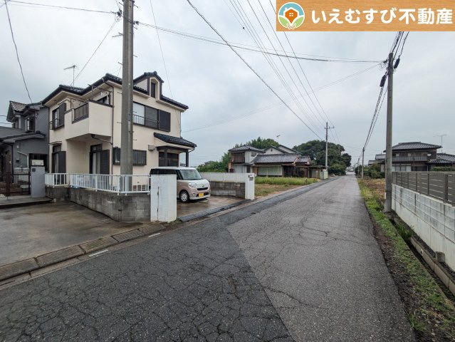 加須市西ノ谷　中古戸建の前面道路含む現地写真|充分な広さの前面道路
間口が広くお車の出し入れも問題なく行えるスペースが確保されています♪