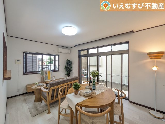 加須市西ノ谷　中古戸建の居間・リビング|自然光で満たされる明るく開放感溢れるリビング
たっぷりの採光で明るい空間。家族みんなでくつろげます♪
