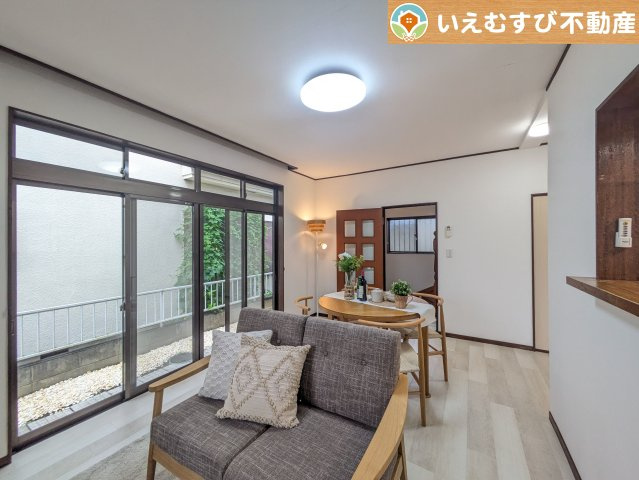 加須市西ノ谷　中古戸建の居間・リビング|開放感と家族との距離感にこだわったＬＤＫ
採光たっぷりのリビングで休日には家族みんなでくつろげそうですね♪