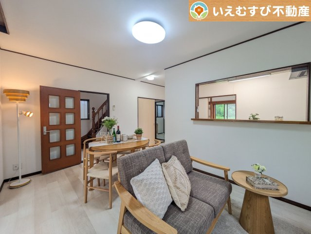 加須市西ノ谷　中古戸建の居間・リビング|ナチュラルな色合いで落ち着いた印象のリビングダイニング
ぬくもりのあるナチュラルな空間。グリーンを飾っても相性が良さそうですね♪
