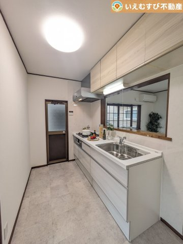 加須市西ノ谷　中古戸建のキッチン|機能性収納性に溢れるキッチン
収納もたっぷり付いていてすっきり片付く！毎日楽しくお料理が出来そうです！